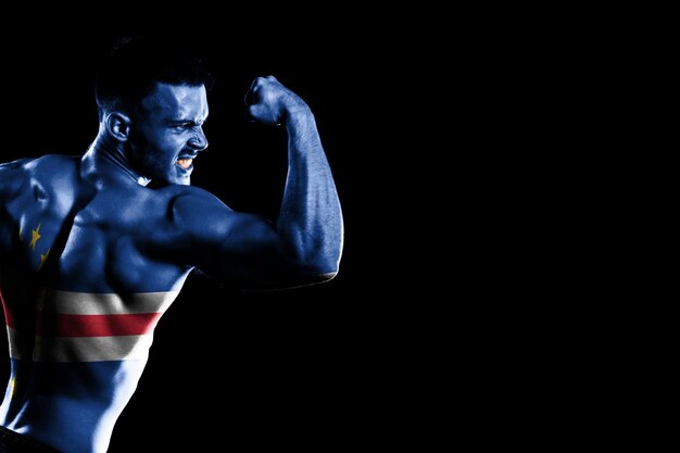 Bandiera di Capo Verde sul bel giovane uomo muscoloso sfondo nero