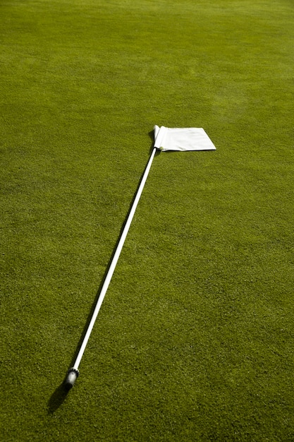Bandiera di golf che sventola sul terreno del campo da golf