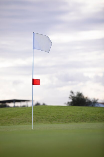 Bandiera di golf che sventola sul terreno del campo da golf