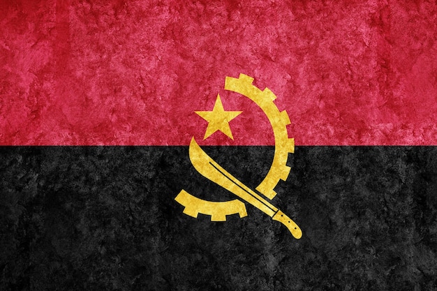 Bandiera metallica dell'Angola, bandiera strutturata, bandiera del grunge
