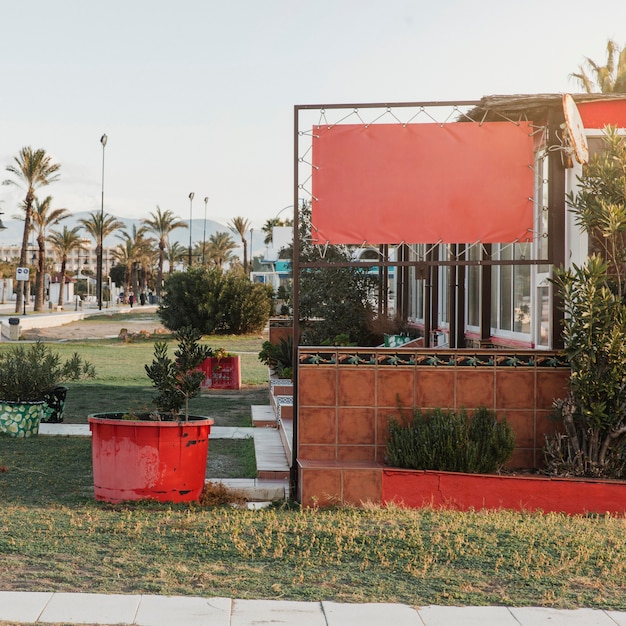 Bandiera rossa sul recinto di casa