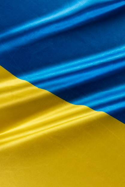 Bandiera ucraina ad alto angolo ancora in vita