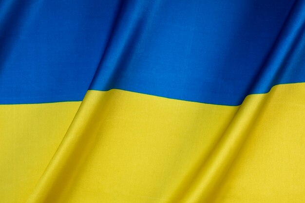 Bandiera ucraina piegata piatta ancora in vita