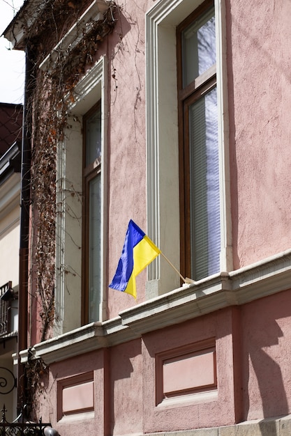 Bandiera ucraina su un edificio