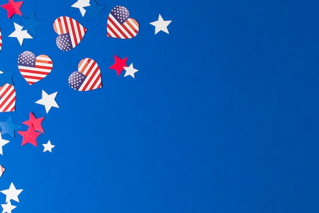 Bandiere e stelle degli SUA di figura del cuore su priorità bassa blu