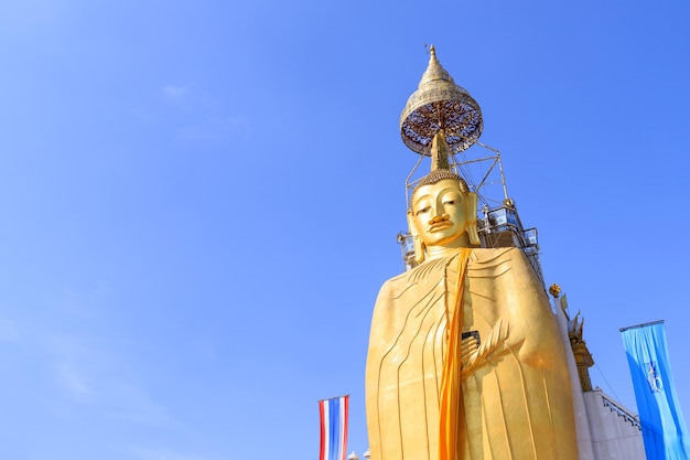 Bangkok Thailandia 17 dicembre 2018 Statua dorata del Buddha in piedi al Wat Intharawihan, uno dei più alti della Thailandia