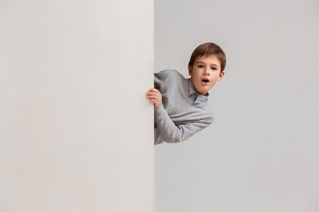 Banner con un bambino sorpreso che dà una occhiata al bordo