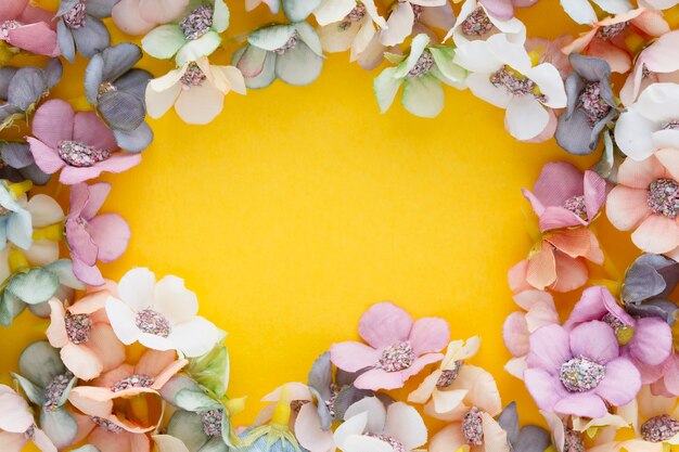 Banner di primavera con margherite su uno sfondo giallo con spazio di copia