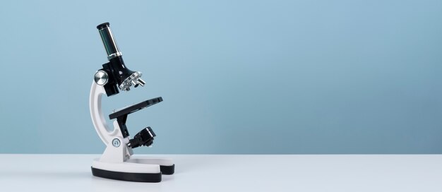 Banner di scienza minimalista con microscopio