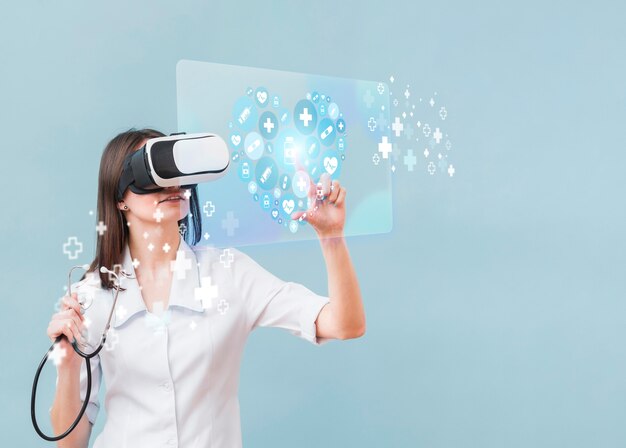 Banner medico con medico che indossa occhiali vr