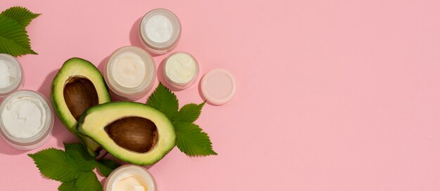 Banner orizzontale per prodotti cosmetici con avocado