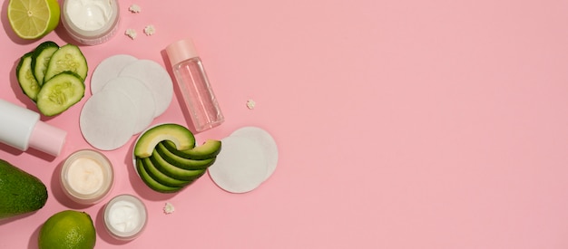 Banner orizzontale per prodotti cosmetici con cetriolo e avocado