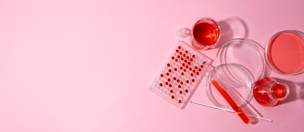 Banner scientifico orizzontale con contenitori di vetro