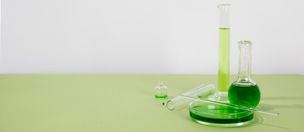 Banner scientifico orizzontale con contenitori di vetro