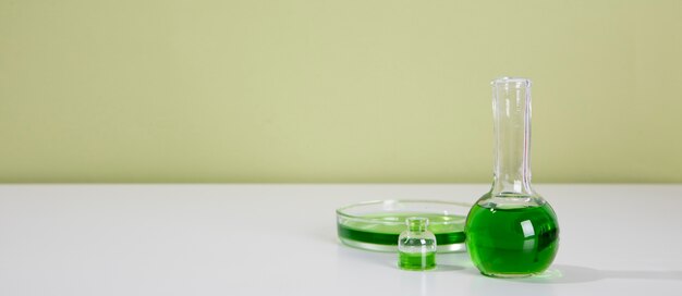 Banner scientifico orizzontale con contenitori di vetro