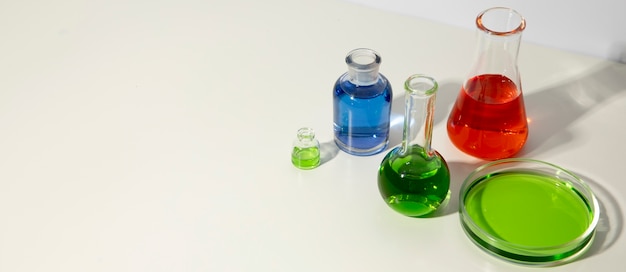 Banner scientifico orizzontale con contenitori di vetro