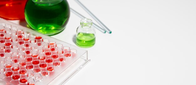 Banner scientifico orizzontale con contenitori di vetro