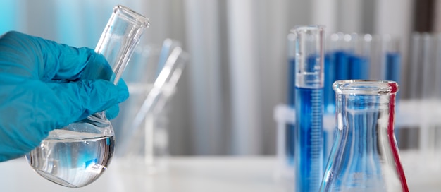 Banner scientifico orizzontale con contenitori di vetro