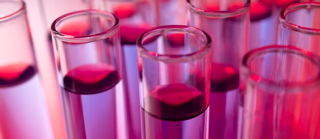 Banner scientifico orizzontale con contenitori di vetro