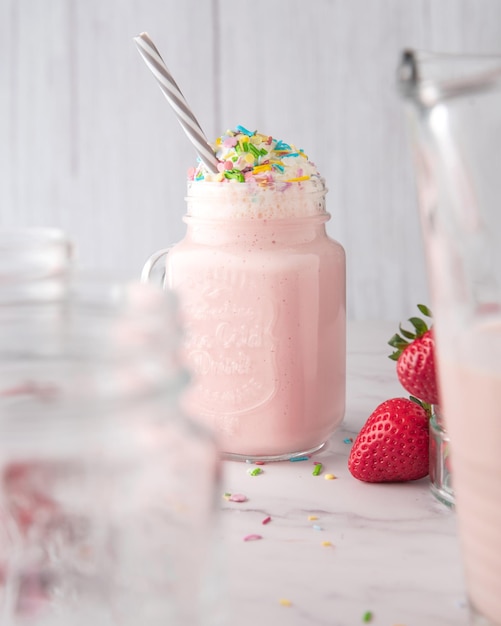 Barattolo di bevanda rinfrescante alla fragola con vari granelli di zucchero