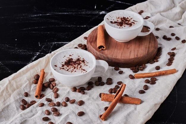 Barattolo di latte con polvere di caffè e fagioli.