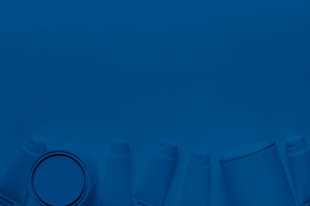 Barattolo e contenitori di pittura di vista superiore su colore blu classico