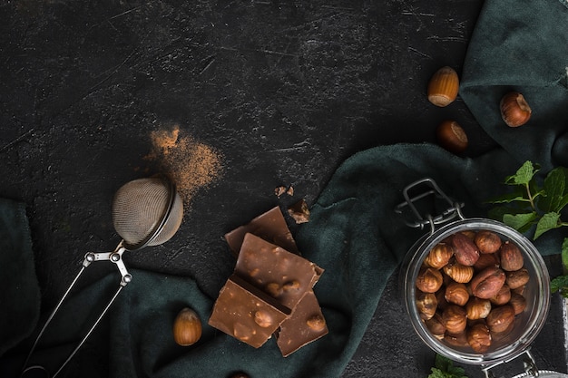 Barattolo vista dall'alto con nocciole e cioccolato