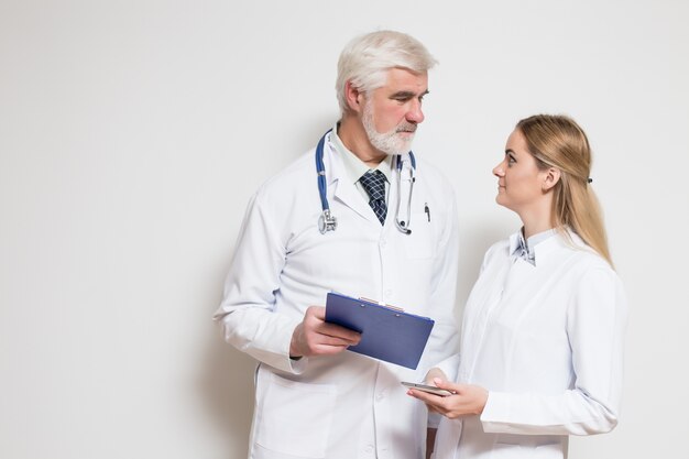 Barba femminile ospedale personale sanitario professionale