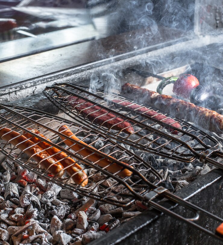 Foto gratuito barbecue caldo con salsiccia all'aria aperta