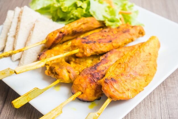 barbecue di carne alla griglia su un bastone di legno