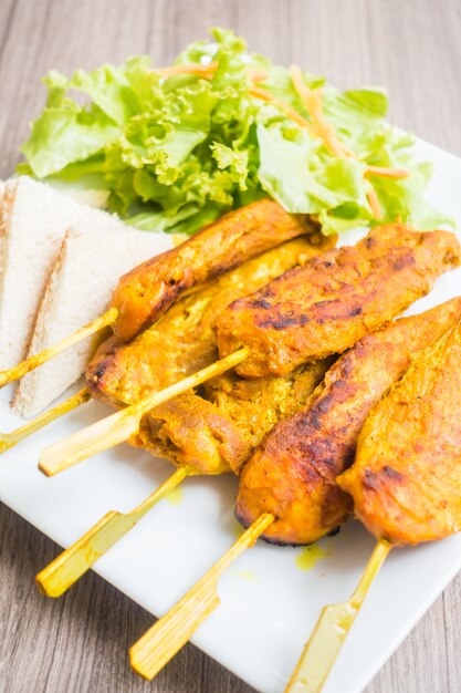 barbecue di carne alla griglia su un bastone di legno