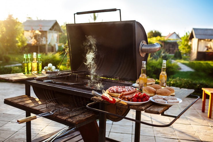 Foto gratuito barbecue party. gustoso cibo sulla scrivania in legno.