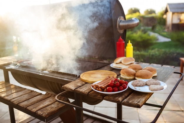 Barbecue party. Gustoso cibo sulla scrivania in legno.