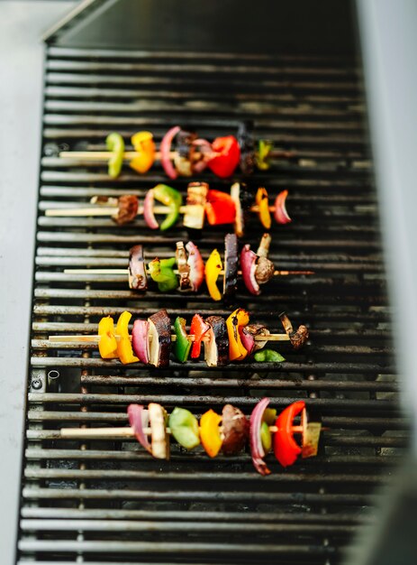 Barbecue vegano su una griglia a carbone