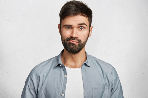 Barbuto giovane uomo che indossa la camicia