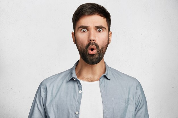 Barbuto giovane uomo che indossa la camicia