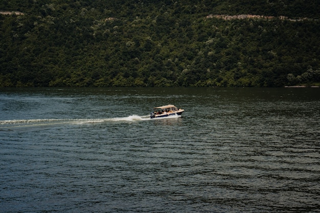 Barca a motore in movimento sul bellissimo lago