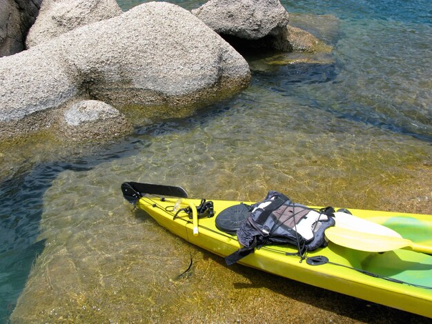 Barca a remi sulla Monkey Bay dalla riva del lago Malawi catturata in Malawi, Africa