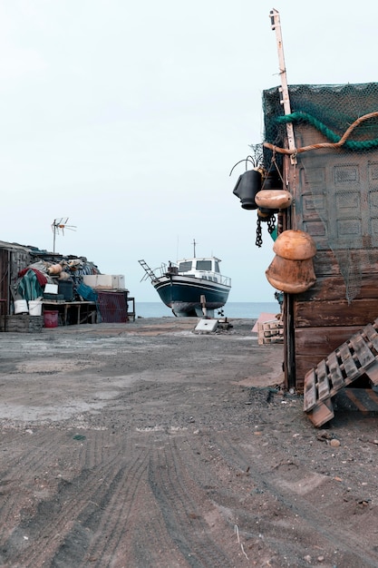 Barca a terra in riva al mare