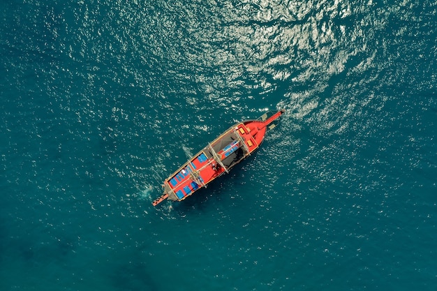 Barca a vela in mare alla luce del sole di sera sul bellissimo mare, avventura estiva di lusso, vacanza attiva nel Mar Mediterraneo, Turchia