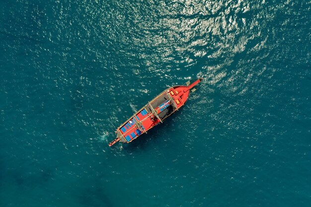 Barca a vela in mare alla luce del sole di sera sul bellissimo mare, avventura estiva di lusso, vacanza attiva nel Mar Mediterraneo, Turchia