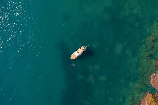 Barca a vela in mare alla luce del sole di sera sul bellissimo mare, avventura estiva di lusso, vacanza attiva nel Mar Mediterraneo, Turchia