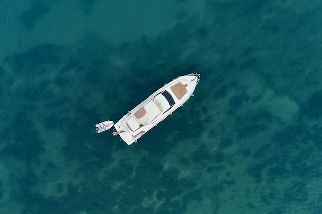 Barca a vela in mare alla luce del sole di sera sul bellissimo mare, avventura estiva di lusso, vacanza attiva nel Mar Mediterraneo, Turchia