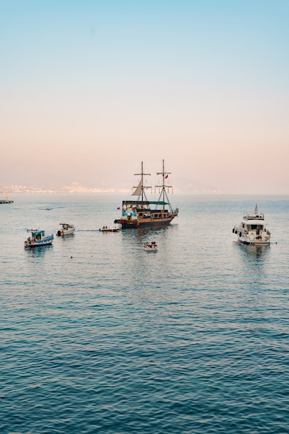 Barca a vela nel mare della medeterania