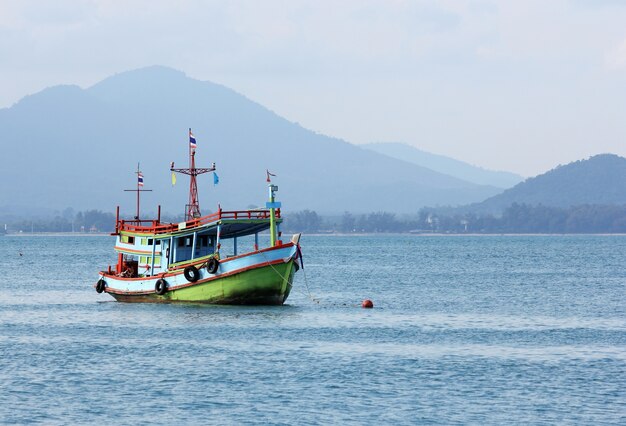 Barca da pesca in mare thailandia