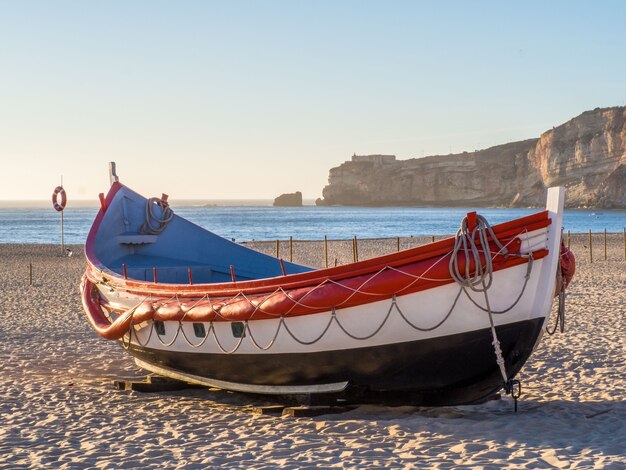 Barca da pesca sulla spiaggia di Nazare in Portogallo durante il giorno