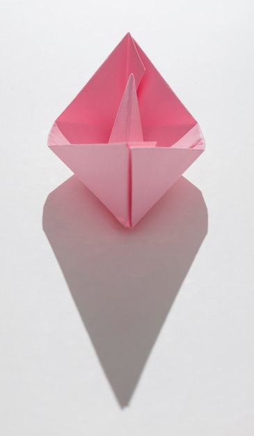 Barca di carta rosa con copia-spazio