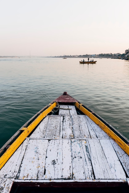 Barca di legno a vela sul fiume Gange a Varanasi, India