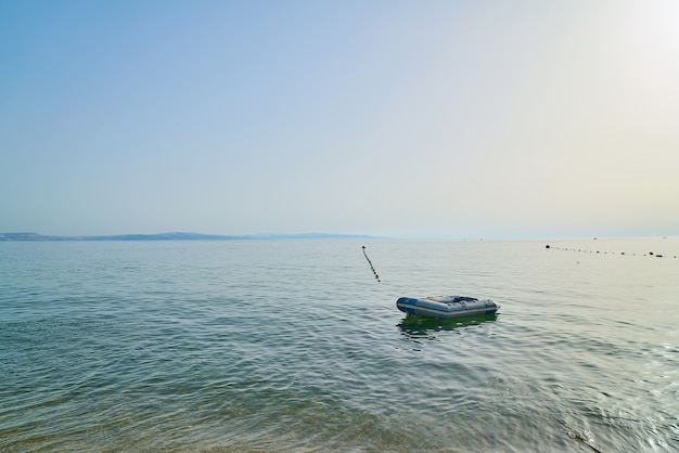 Barca galleggiante sopra l&#39;acqua di mare