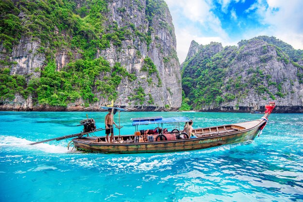 Barca lunga e turista alla baia di Maya sull'isola di Phi Phi. Foto scattata il 1 dicembre 2016 a Krabi, in Thailandia.